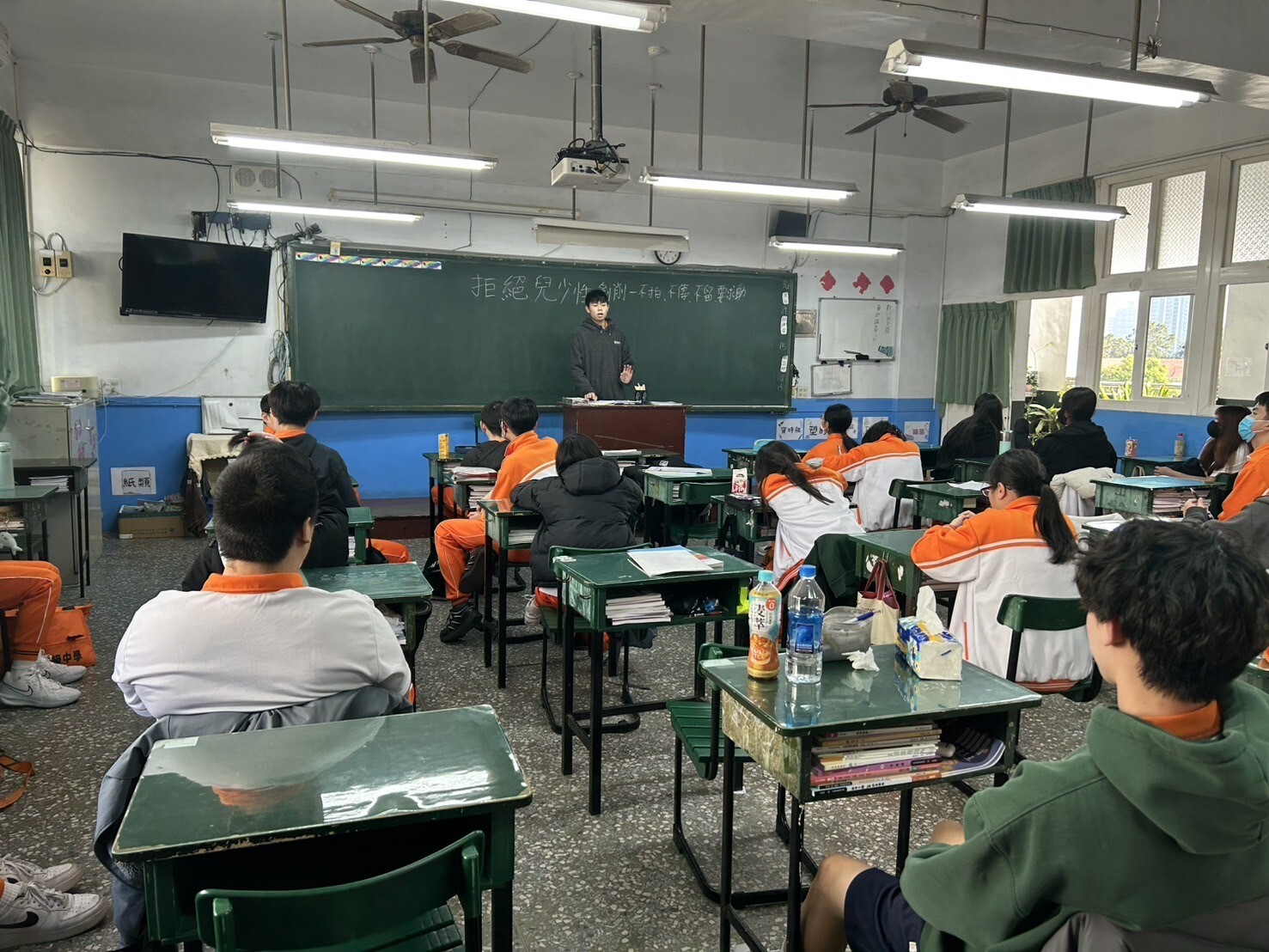 班導師於班會時帶領學生討論宣導主題：「拒絕兒少性剝削-不拍、不傳、不留、要求助」。