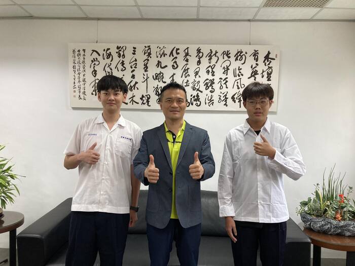 ★機器人系統整合職類青年組★ 佳作：訊二乙陳Ｏ溱、童Ｏ程 ◎感謝黃俊龍老師指導