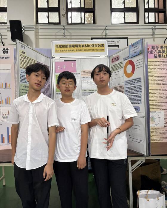 《生活與應用科學科二》佳作 *研究者：804羅o恩、張o嘉、林o倫 *指導老師：郭俊鑫